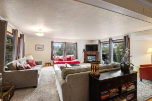 ein Wohnzimmer mit 2 Sofas und einem Kamin in der Unterkunft Sandy Cottage in Lincoln City
