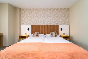 Ein Bett oder Betten in einem Zimmer der Unterkunft Vistamar Hotel Luxury Wellness By DLV -Adults Only-