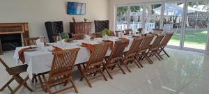 מסעדה או מקום אחר לאכול בו ב-Cape Winelands Business Villas