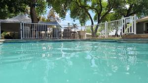בריכת השחייה שנמצאת ב-Cape Winelands Business Villas או באזור