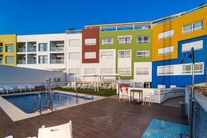Der Swimmingpool an oder in der Nähe von Vistamar Hotel Luxury Wellness By DLV -Adults Only-