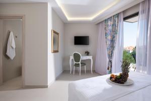 TV a/nebo společenská místnost v ubytování Light Blue Hotel