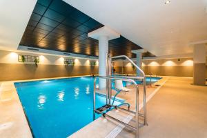 Der Swimmingpool an oder in der Nähe von Vistamar Hotel Luxury Wellness By DLV -Adults Only-