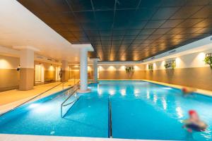 Der Swimmingpool an oder in der Nähe von Vistamar Hotel Luxury Wellness By DLV -Adults Only-