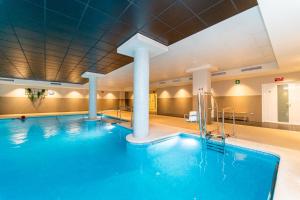 Der Swimmingpool an oder in der Nähe von Vistamar Hotel Luxury Wellness By DLV -Adults Only-