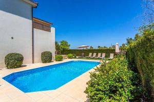 - une piscine en face d'une maison dans l'établissement Villa Lara Latchi, à Latchi