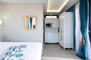 Kuchyň nebo kuchyňský kout v ubytování Light Blue Hotel