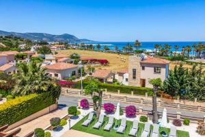 een luchtzicht op een resort met de oceaan bij Villa Lara Latchi in Lachi
