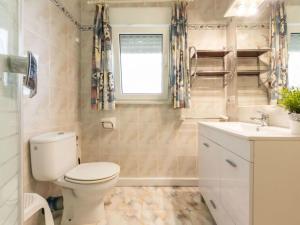 Koupelna v ubytování Apartment Escudos-5 by Interhome + 3 fotografie
