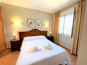 A bed or beds in a room at Holiday Home Laurel by Interhome