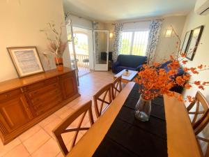 A seating area at Holiday Home Laurel by Interhome Még 26 kép