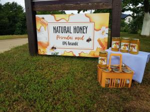 a sign for a natural honey practitioner meet up market at Apartment Rosandić in Smoljanac