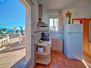 Kuchyňa alebo kuchynka v ubytovaní Apartment Canuta Baja-7 by Interhome