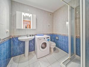 Kúpeľňa v ubytovaní Apartment Canuta Baja-7 by Interhome