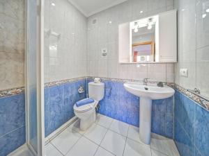 Kúpeľňa v ubytovaní Apartment Canuta Baja-7 by Interhome