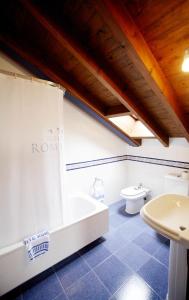 A bathroom at Puente Romano