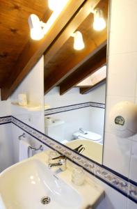 A bathroom at Puente Romano