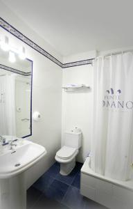 A bathroom at Puente Romano