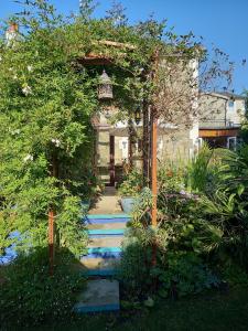 un giardino con pergolato e scale di fronte a una casa di Osborne Lodge a Ryde