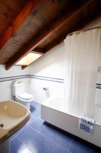 Bathroom sa Puente Romano