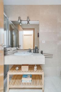 W łazience znajduje się umywalka i lustro. w obiekcie Home2Book Comfy Apartment Siete Palmas w mieście Las Palmas de Gran Canaria