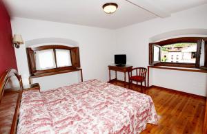 A bed or beds in a room at Puente Romano