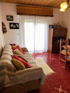 Un dormitorio con una cama con almohadas. en Fiordaliso en Santo Stefano dʼAveto