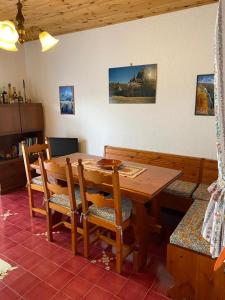 una mesa de comedor de madera y sillas en una habitación en Fiordaliso en Santo Stefano dʼAveto