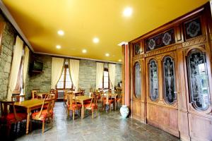 A restaurant or other place to eat at Puente Romano