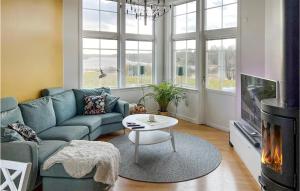 sala de estar con sofá y chimenea en Awesome Home In Ronneby With Kitchen en Ronneby