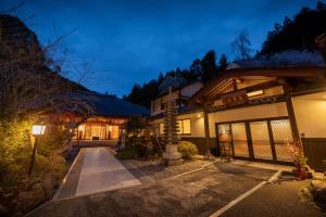a japanese home at night with the lights on at 宿坊 志摩房 - Temple Hotel Simanobo in Minobu