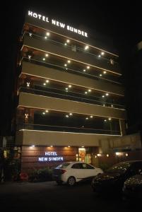 印多尔Hotel New Sunder的停在酒店前的汽车