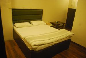 Hotel New Sunder客房内的一张或多张床位