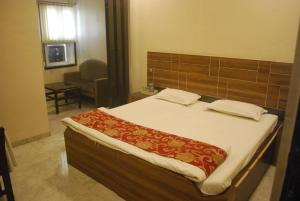 Hotel New Sunder客房内的一张或多张床位
