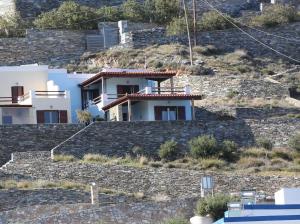 una casa en la parte superior de una pared de piedra en Villa Vista, en Ermoupoli