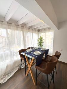 uma sala de jantar com uma mesa azul e cadeiras em Apartamento Puerto Banus em Marbella