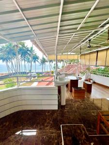 Un baño con vista al mar y a la playa. en Sunset Ville Beach Resort, en Varkala