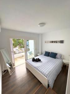 um quarto com uma cama grande e uma varanda em Apartamento Puerto Banus em Marbella