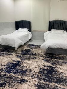 Una cama o camas en una habitación de شقة مفروشه ومريحة وقريبه من المناطق السياحية عوائل فقط