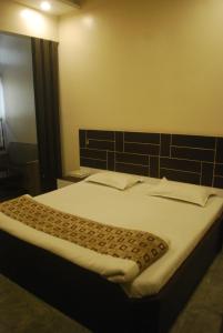Hotel New Sunder客房内的一张或多张床位