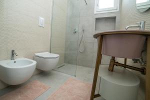 a bathroom with a toilet and a shower and a sink at VILLA PONENTE - Beach & Jacuzzi in Torre Santa Sabina