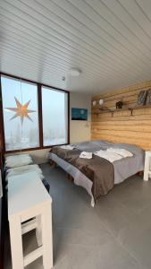 Un dormitorio con una cama grande y una estrella en la pared en Hotel Arctic Zone en Ruka