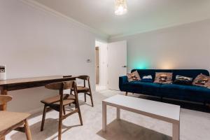 sala de estar con sofá azul y mesa en Modern Peaceful Flat in Town, en Bournemouth