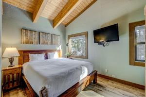 a bedroom with a bed and a flat screen tv at Enjoyable Northstar Condo in Kingswood Estates