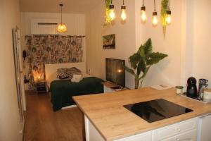 - une chambre avec un lit et une table dans l'établissement La Casa De Planel, à Montpellier