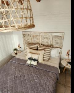 1 dormitorio con 1 cama grande y cabecero de madera en Cerrito Aparts en San Rafael