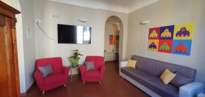 uma sala de estar com um sofá e duas cadeiras em Hotel Genesi em Florença