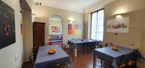 uma sala com mesas e cadeiras com abóboras em Hotel Genesi em Florença