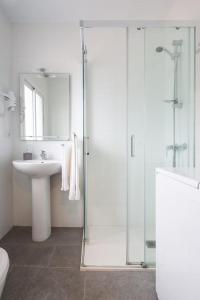 A bathroom at Puccini Oasis - Gianni Schicci