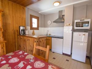 ヴァロワールにあるAppartement Valloire, 2 pièces, 6 personnes - FR-1-263-500のキッチン(白い冷蔵庫、電子レンジ付)